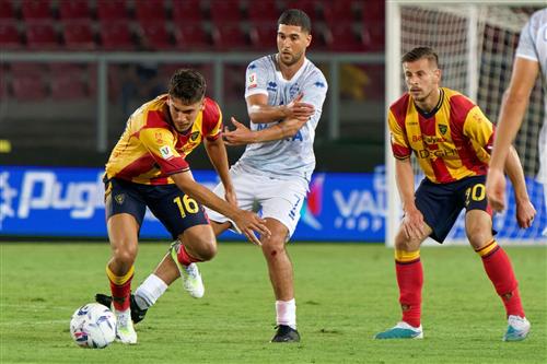 Lecce đấu với Lazio