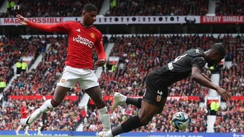 Manchester United đấu với Lens