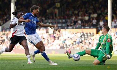 Fulham đấu với Everton
