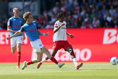 Kielholstein đấu với Freiburg
