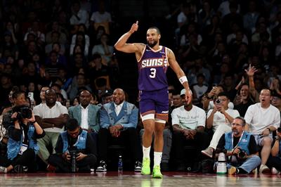 Tùy bạn đấy! Dillon thực hiện 3 trong 7 quả ba điểm trong hiệp và đóng góp 15 điểm.