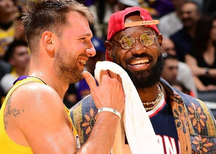 Nói chuyện gì mà vui thế? Hình ảnh được truyền thông Mỹ đăng tải: LeBron và Doncic trò chuyện, cười đùa bên lề