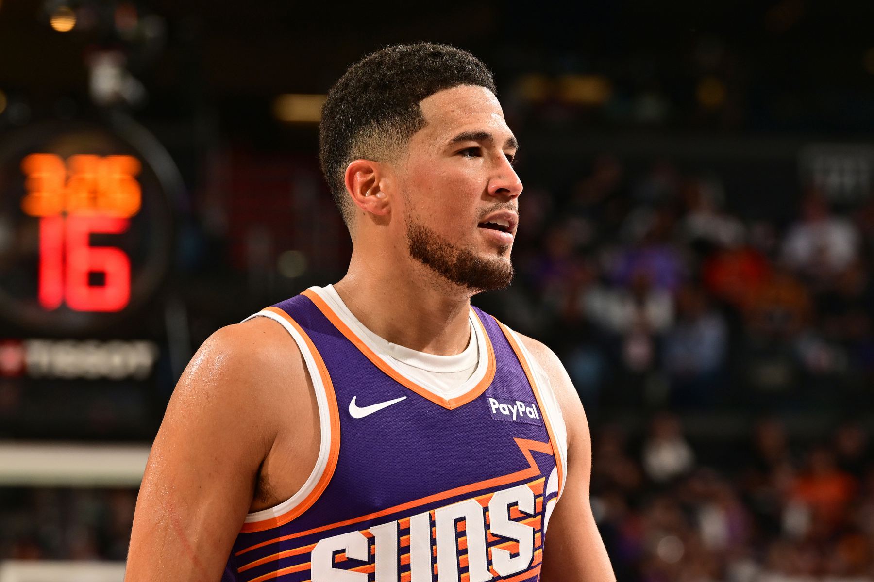 Booker ghi được 38 điểm cao nhất mùa giải, còn Suns thua Warriors tới 11 điểm