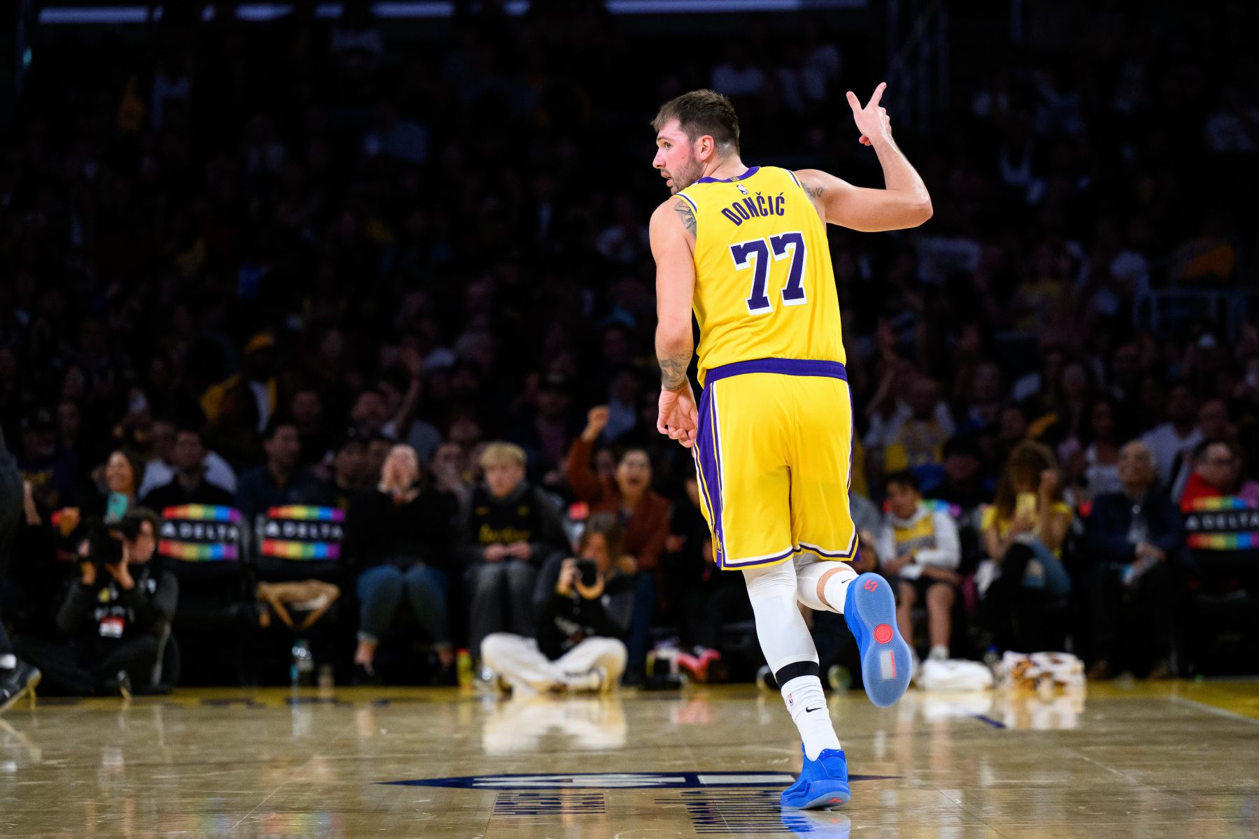 Cuộc tấn công diễn ra chậm chạp trong quý đầu tiên! Lakers chỉ ghi được 18 điểm từ 2 trong 7 quả ném ba điểm.