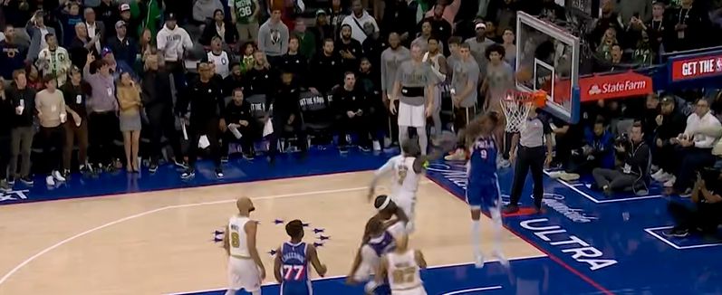 Edwards bỏ lỡ cú sút mở tỷ số, còn Oubre không được bảo vệ dưới rổ và hoàn thành pha tiếp theo cho cú đánh cuối cùng.