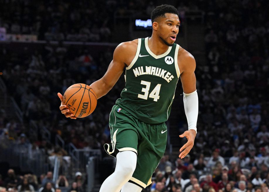 Antetokounmpo ghi được 32 điểm và giành được 10 rebound, còn Bucks ghi điểm thấp nhất trong mùa giải và chịu thất bại nặng nề.
