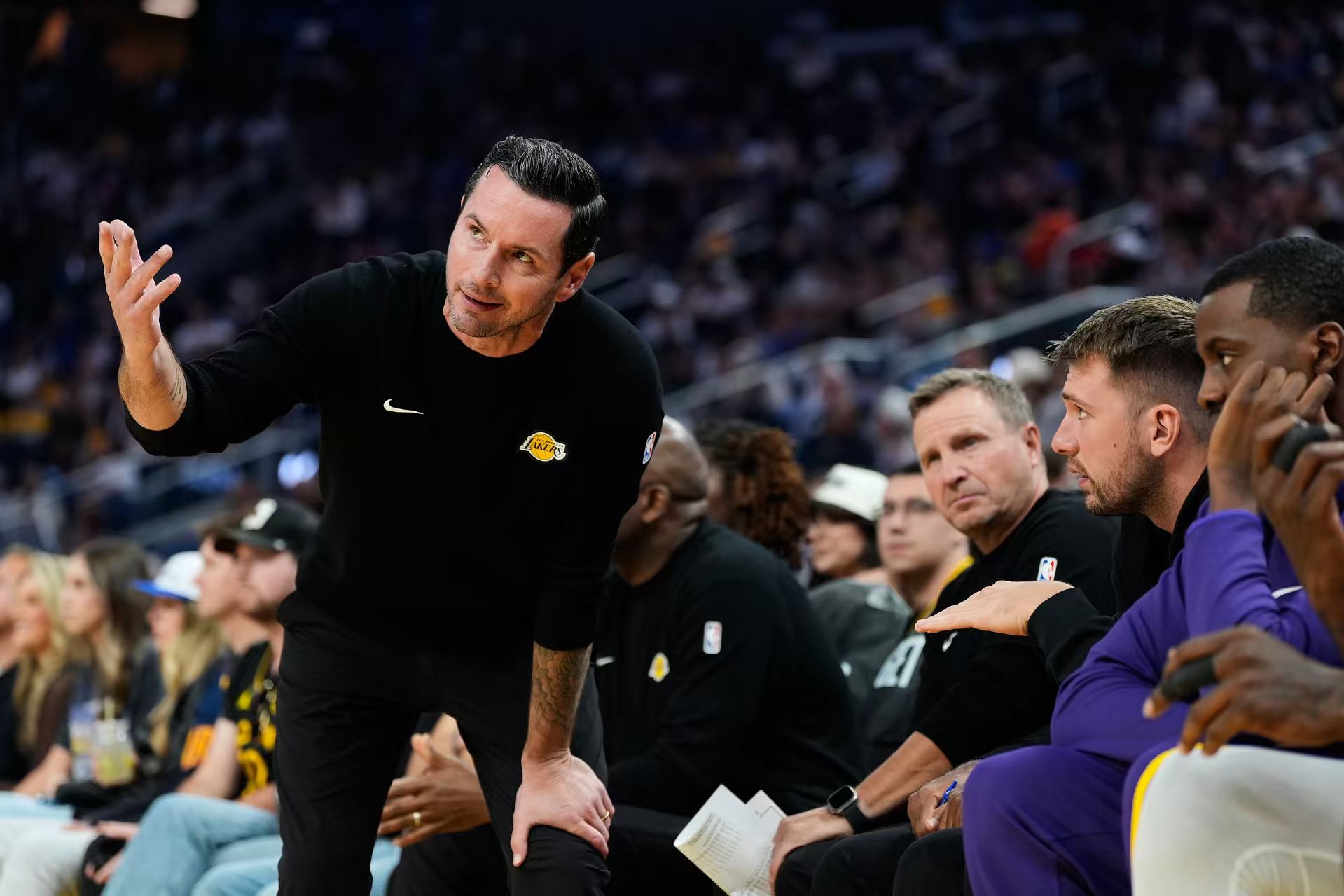 Tất cả năm cầu thủ của Lakers đều ghi được con số gấp đôi trong chiến thắng trên sân khách trước Pelicans. Redick: Tất cả các thành viên phải chơi các trận đấu đối kháng