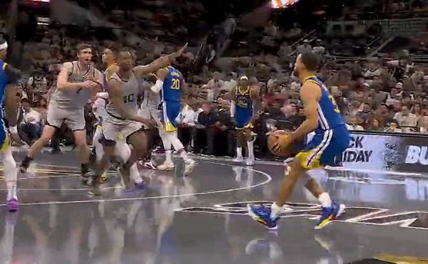 Curry đổi giày mới trong hiệp 2 nhưng khả năng kiểm soát bóng vẫn rất tốt