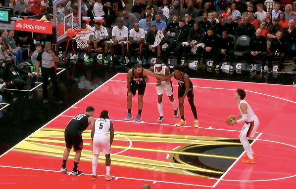 Lấy lại quyền kiểm soát bóng của bạn! Avdija đã ghi được 14 điểm khi bắn 5/7 chỉ trong một hiệp đấu để dẫn đầu đội theo đuổi điểm.