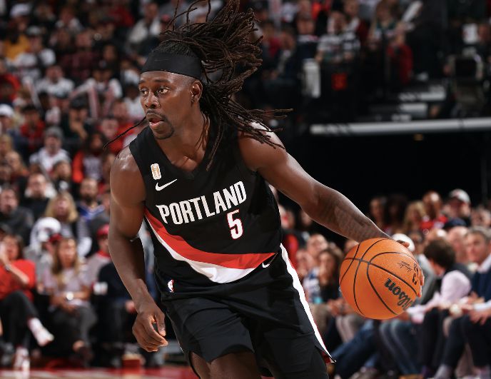 Holiday & Kamara tung ra 6 quả ba điểm trong hiệp giúp Trail Blazers bảo toàn tỷ số.