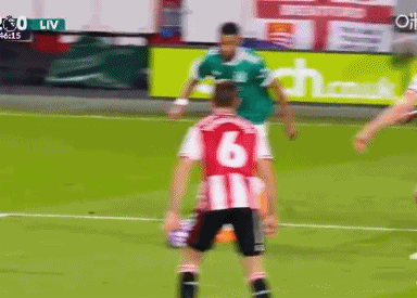 Tranh chấp phán quyết! Gakpo bị phạm lỗi trong khu vực ba giây và trọng tài không đưa ra bình luận nào về quyết định của Hooper.