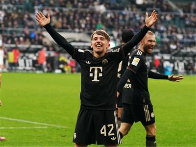 Số 42 có sức mạnh thần kỳ? Cầu thủ trẻ 17 tuổi Karl của Bayern đã làm dậy sóng thế giới khi liên tiếp ra sân ở Champions League và Bundesliga.