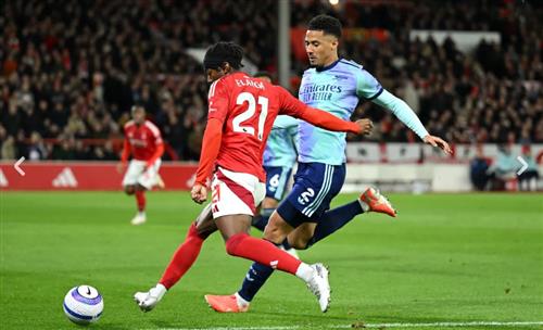 Nottingham Forest đấu với Arsenal