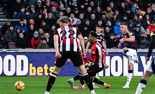 Brentford đấu với Newcastle United