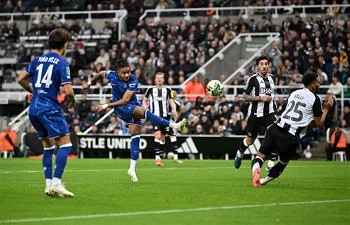 Newcastle United đấu với Chelsea