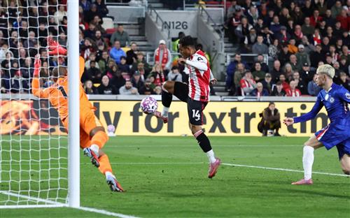 Brentford đấu với Chelsea