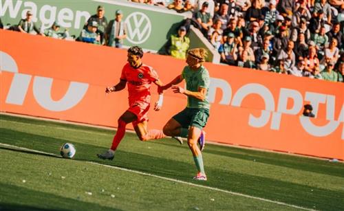 Wolfsburg đấu với Eintracht Frankfurt