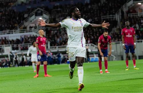 Clermont đấu với Lyon