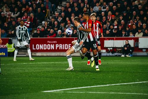 Brentford đấu với Manchester United