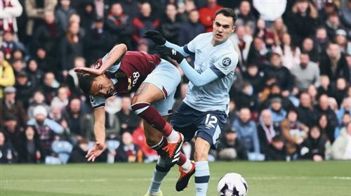 Burnley đấu với Brentford