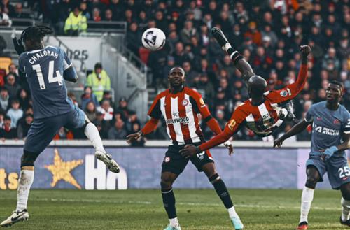 Brentford đấu với Chelsea