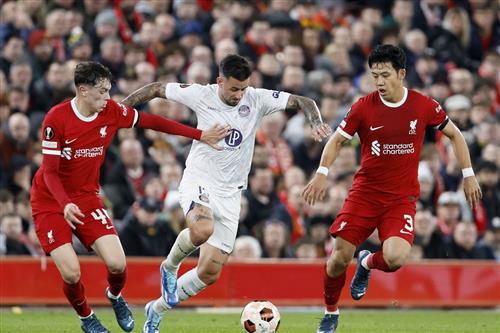 Toulouse đấu với Liverpool
