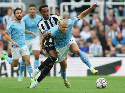 Manchester City đấu với Newcastle United