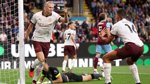 Burnley đấu với Manchester City