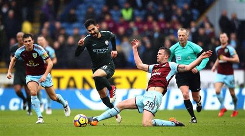 Manchester City đấu với Burnley