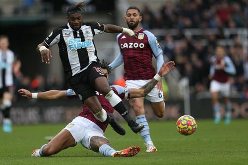 Newcastle đấu với Aston Villa