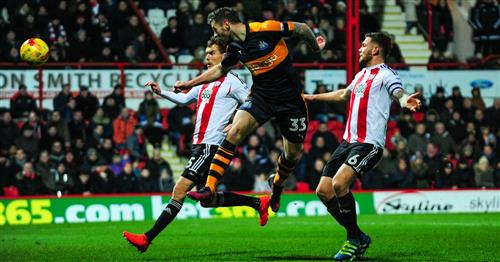 Newcastle đấu với Brentford