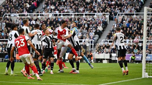 Newcastle United đấu với Arsenal