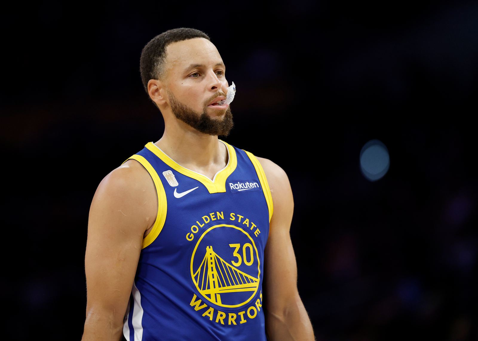 Curry đã ghi hơn 30 điểm liên tiếp và đóng góp 35 + 6 + 2 khối, một mình khó có thể hỗ trợ được.