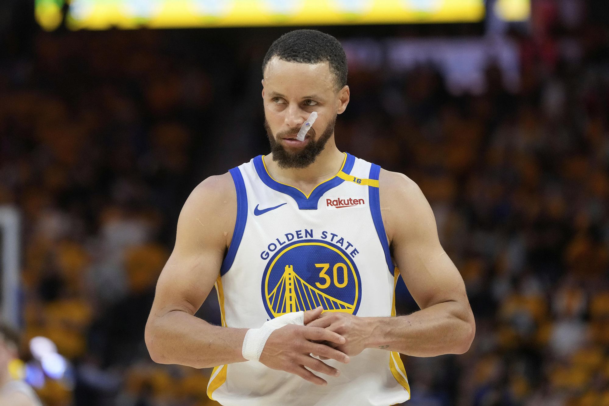 Cảm giác kiểm soát bóng thật nóng bỏng! Warriors đã tung ra 7 quả ba điểm trong quý đầu tiên, đạt hiệu suất bắn 63,6% từ cự ly ba điểm