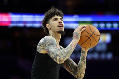 Xin lỗi đã cắt nó đi! 8 trên 18 từ ba bàn thắng, 27 điểm, 9 rebound, 8 kiến tạo và 3 lần đánh chặn