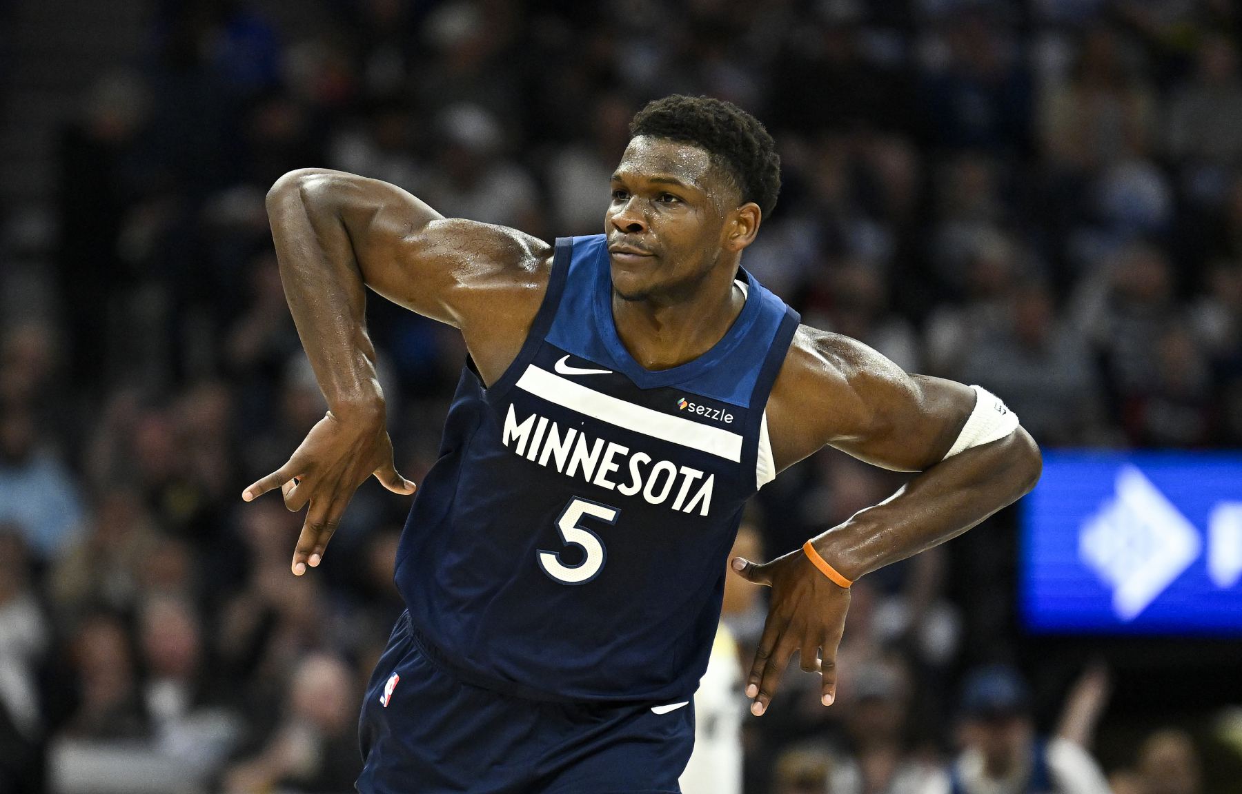 Edwards ghi được 17 điểm trong hiệp thứ ba với tỷ số 30+4+4, giúp Timberwolves giành chiến thắng trên sân nhà.